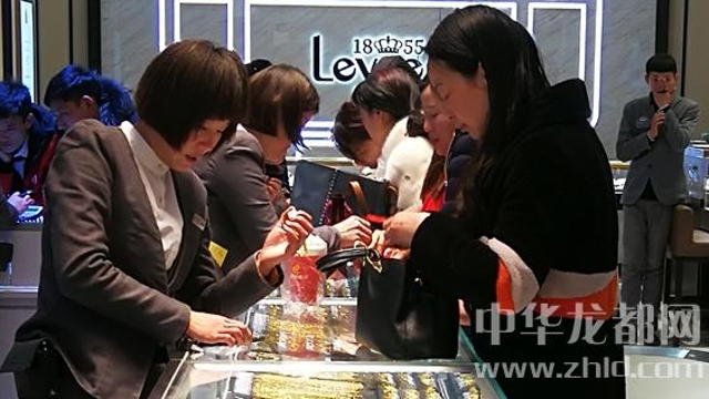 臨近春節(jié)，周口消費市場紅似火