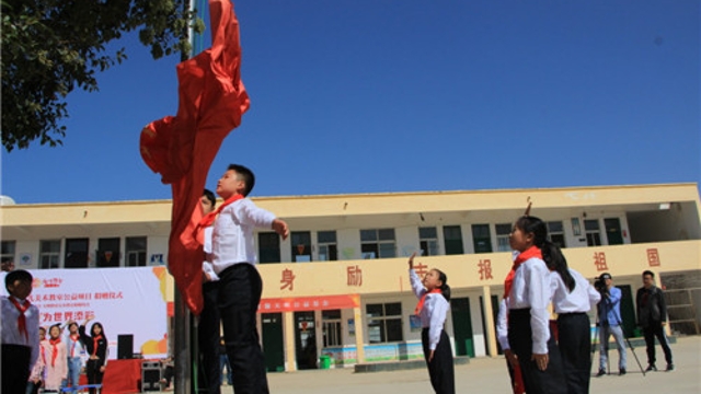 周口留守兒童的國慶節(jié)：敬隊禮、升國旗