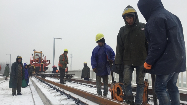 致敬！風(fēng)雪中的高鐵建設(shè)者