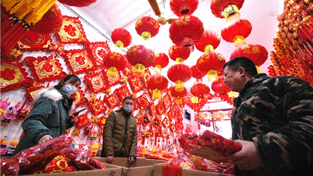 新年到！紅燈籠對(duì)聯(lián)市場(chǎng)俏